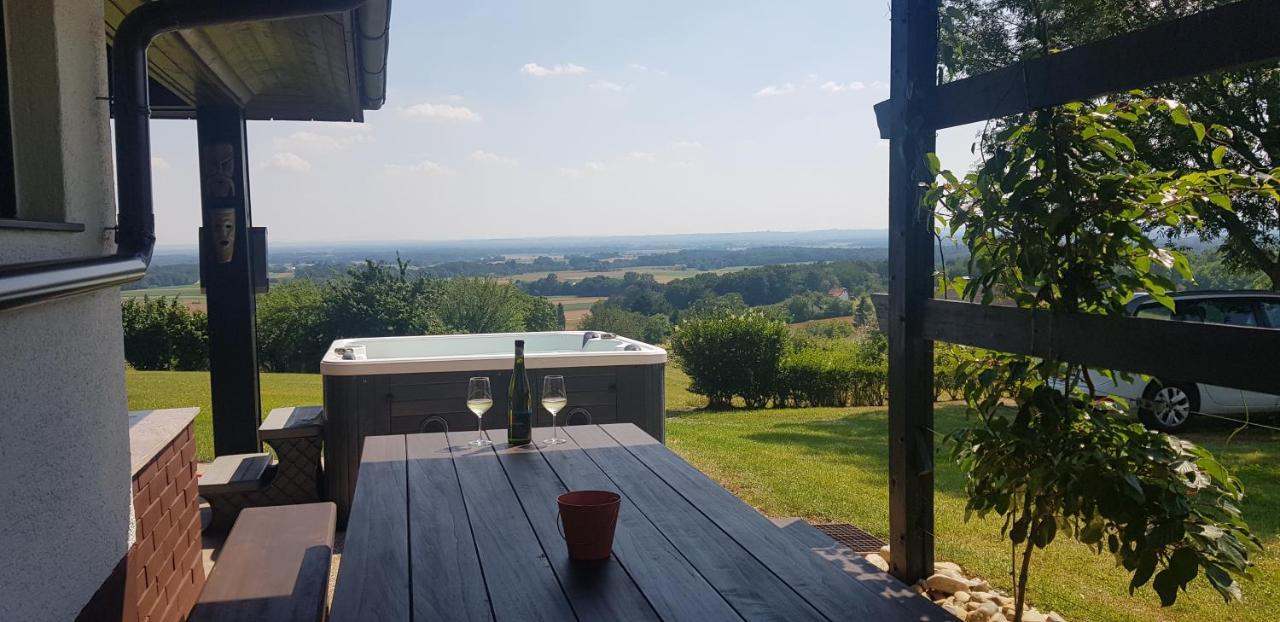 Holiday House Vilana Puconci ภายนอก รูปภาพ
