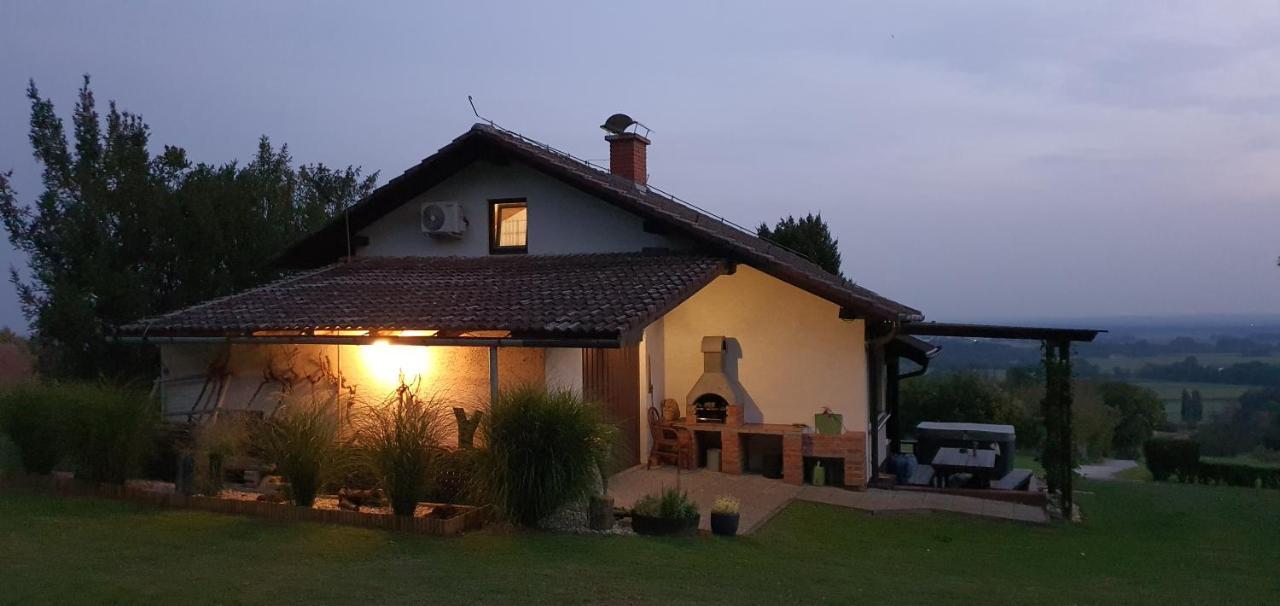 Holiday House Vilana Puconci ภายนอก รูปภาพ